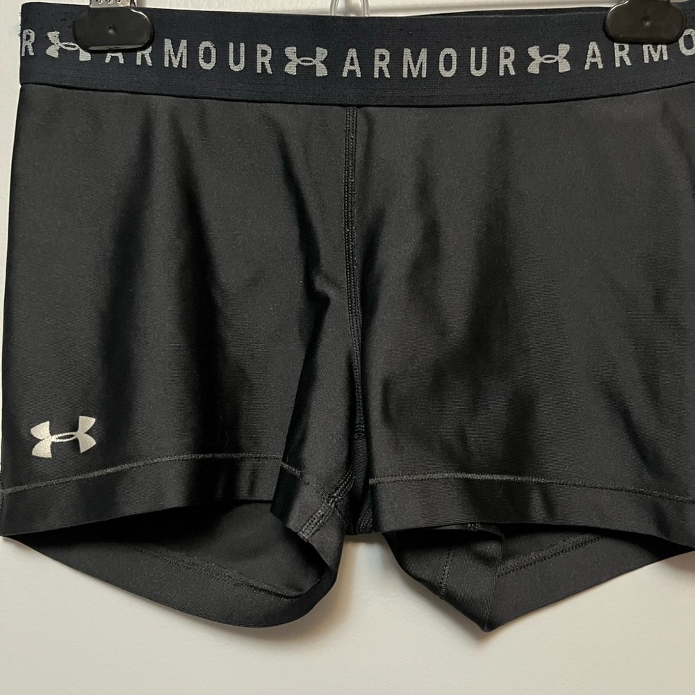 Good used condition women’s medium u set armour heat gear shorts